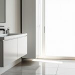 Aménager une salle de bain en longueur : conseils pour positionner colonne, vasque et panier à linge